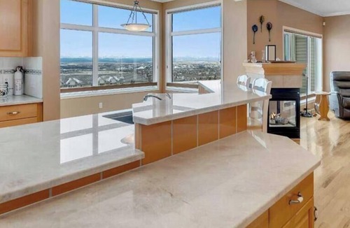 Northwest Calgary House | Unbelievable Panoramic Mountain Views | Downtown Views | 50 Mins to Canmore
