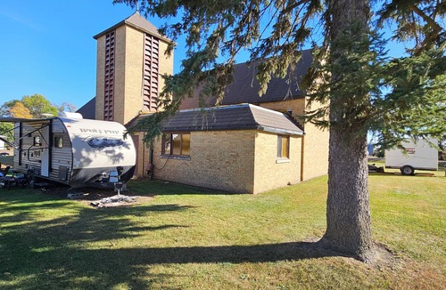 Oldham Cabin | unique 3BR lodge w/basic amenities & two RV's on 1.58 acres in beautiful Oldham
