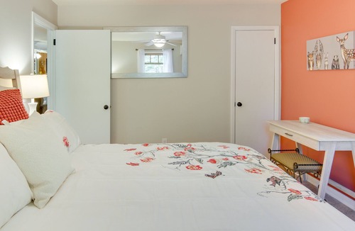 Black Mountain Cottage | Updated Black Mountain Vacation Rental w/ Deck!
