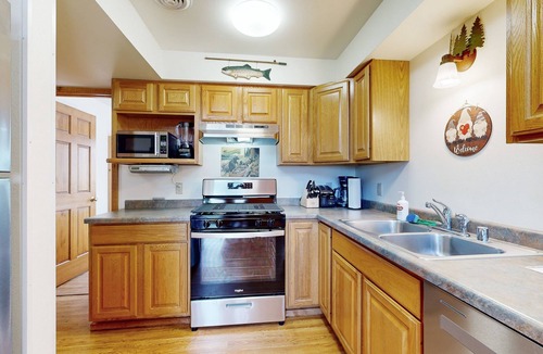 Warrens House | Upper-Level duplex, adventure retreat with fire pit, AC, patio & WIFI