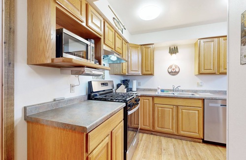 Warrens House | Upper-Level duplex, adventure retreat with fire pit, AC, patio & WIFI