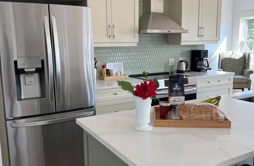 Little Pond Apartment | Upper level end unit
