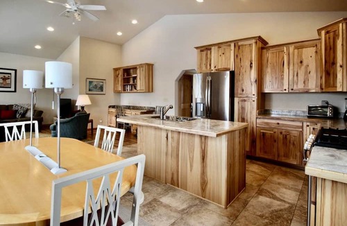 Whitehall Cabin | Upper Level Ranch Accommodation for Glamping in Montana