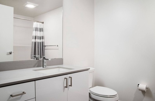 Wilburton Apartment | Upscale Bellevue Studio w/ Rooftop & W/D, nr Shopping, by Blueground
