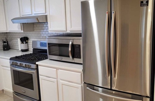 Newark Apartment | Upscale & Elevated - 3BR 2BA