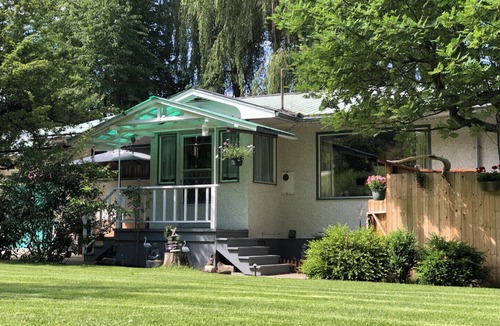 Castlegar House | Villa Britton, Experience Apres Ski, unique fun & comfortable home.