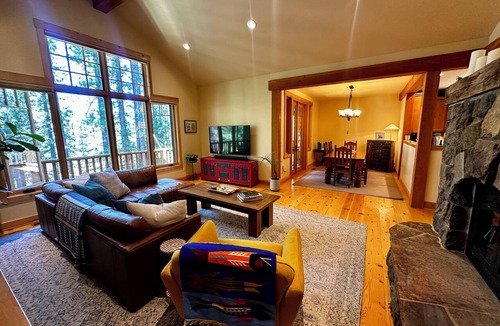 Graeagle House | Walk to Downtown Graeagle, Mill Pond & Pickleball from The Graeagle Tree House