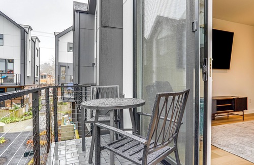 Brighton House | Walk to Light Rail! Modern Seattle Townhome
