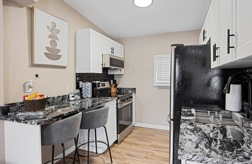 Walkerville Apartment | Walkerville 1BR Suite | Parking, Laundry & WiFi