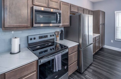 Walnut Hills Apartment | Walnut Hills+Sleeps 7ppl+King+Queen Beds+Parking+Wifi+Smart Tvs