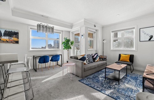 Calgary Chinatown Apartment | Waterfront 2 Bedroom And 2 Bath Downtown Urban Escape