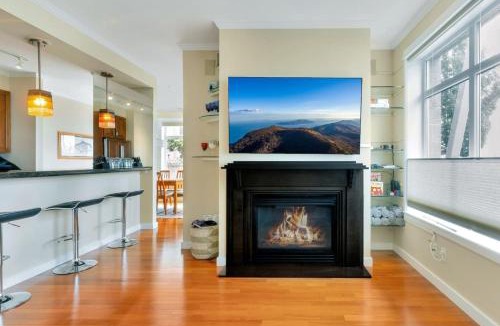 Downtown Seattle House | Waterfront 2BD Next to Pike Place with Private Patio