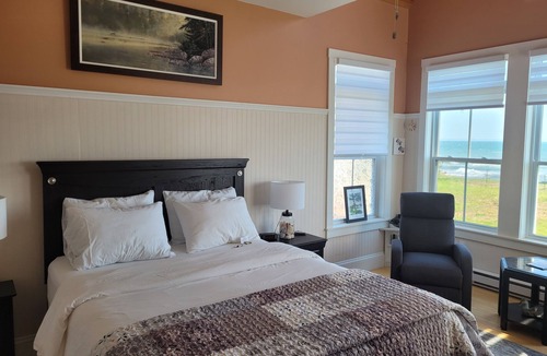 Fernwood Bed & Breakfast | Waterfront bed and breakfast with mesmerizing views.