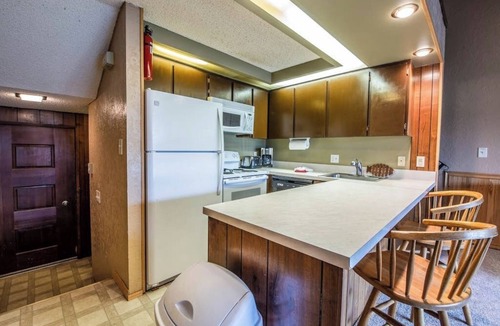 Sandpoint Condo | Waterfront condo w/complimentary boat slip, shared pool, & sports courts