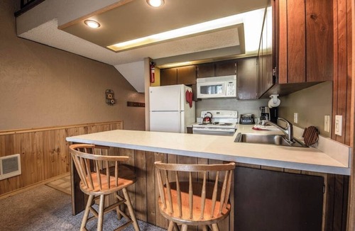 Sandpoint Condo | Waterfront condo w/complimentary boat slip, shared pool, & sports courts
