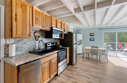 Draper House | Waterfront Cottage with Private Dock on Claytor Lake. Pet Friendly!