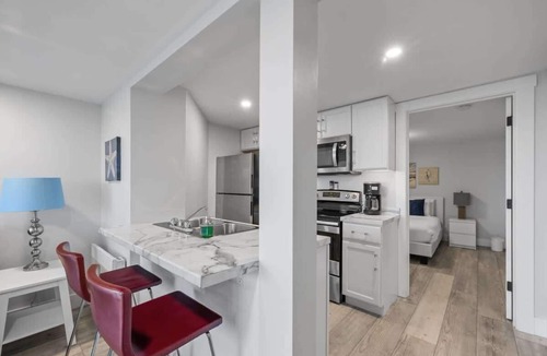 Queens Square Condo | Waterfront Deluxe 1 Bedroom Condo Downtown Ch'town