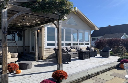 Clinton House | Waterfront Escape