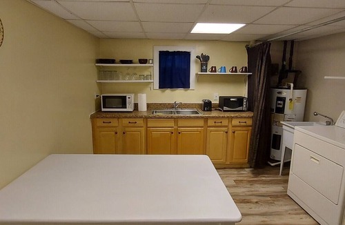 Industrial Apartment | Waterfront Haven~7 Mins to Masters~Pool~Kayak~BBQ