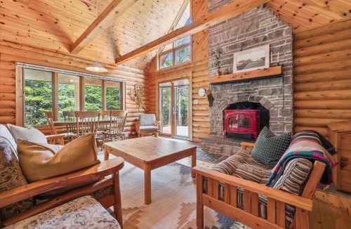 Lion's Head House | Waterfront Log Cabin Starlink