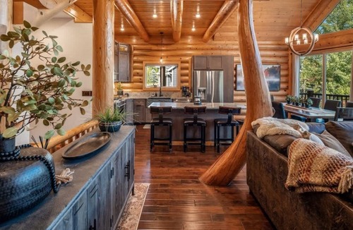 Sagle House | Waterfront Log Home, Dock, Hot Tub, and Pickleball