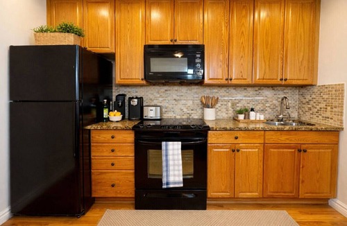 Brampton House | Wedding & Group 8-BR Heated Pool Resort Style