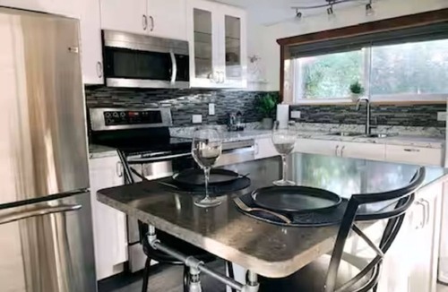 Campbell River Apartment | West Coast Chic Suite