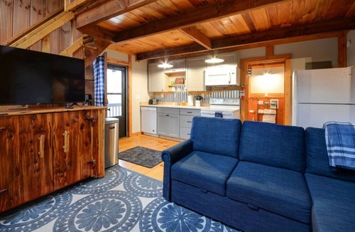 Campton Cabin | Whispering Winds- Pet Friendly, Hot Tub, Arcade Games, Firepit