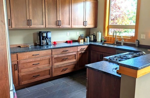 Winthrop House | Wolf House: Winthrop Trailside Luxury Sleeps 6 w 2 private suites + Den