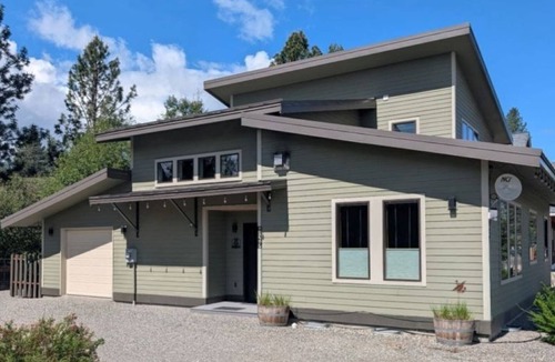 Winthrop House | Wolf House: Winthrop Trailside Luxury Sleeps 6 w 2 private suites + Den