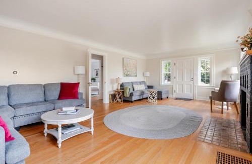 Seattle Metro Area House | Wonderfully Comfortable Light-Filled Seattle Home