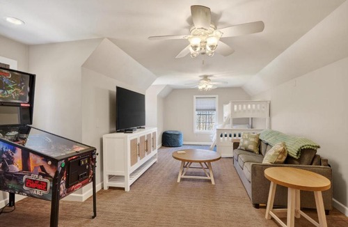 Sturgeon Bay House | Wooded Egg Harbor Escape- Pinball Bunks Privacy