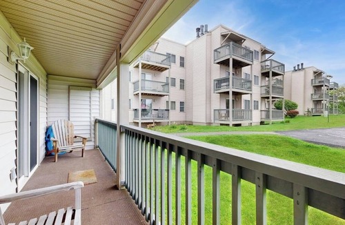 Banner Elk Apartment | Year-Round Mountain Fun | Pool, Sauna & Skiing | Dog-Friendly