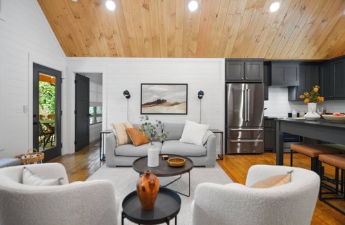 Cherry Log Cabin | Your Fall Getaway is here - Modern Luxury Cabin - Kings Beds - Hot tub
