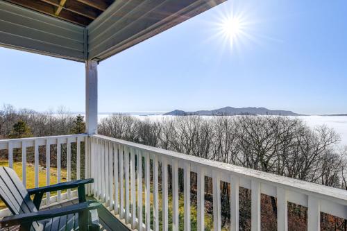 2 Mi to Beech Mtn: Fully Remodeled Condo w/Patio!