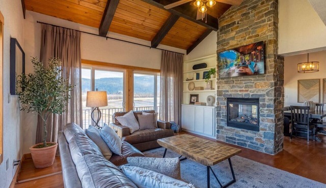 5BR/3BA WATERFRONT & 2 pools on property Escape-Walkable to Downtown Sandpoint!