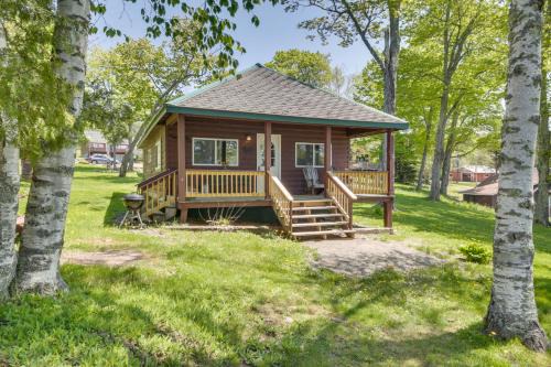 8 Mi to Saddleback Ski Area: Cabin w/Fire Pit