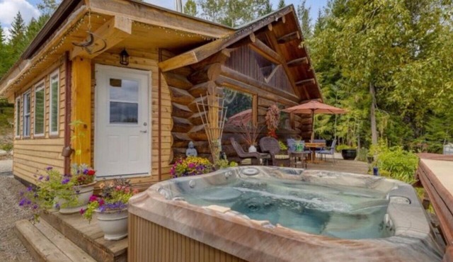Authentic lofted log cabin with hot tub