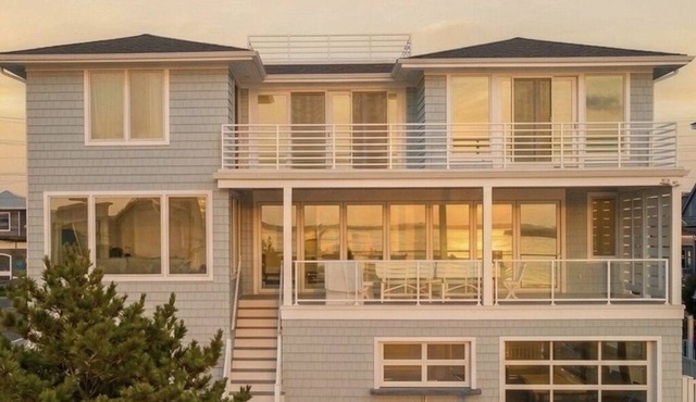 Bayfront 6BR w Heated Pool & Dock Rooftop Easy Walk to Beach