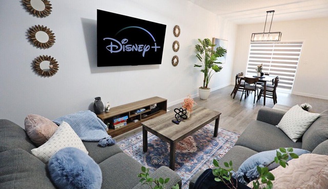 Beautiful 3 King Beds|Garage|Airport|Disney+