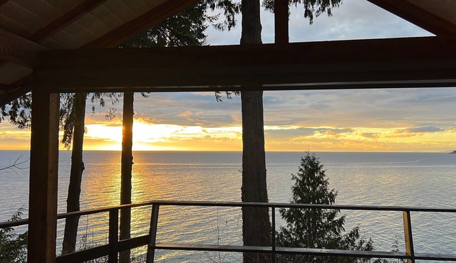 Beautiful Oceanfront Cottage between Davis Bay and Sechelt
