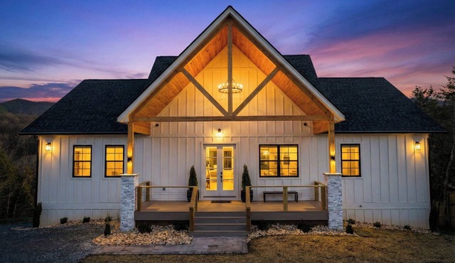 Beautiful riverfront Chalet with pool~hot tub~spectacular mountain & river views