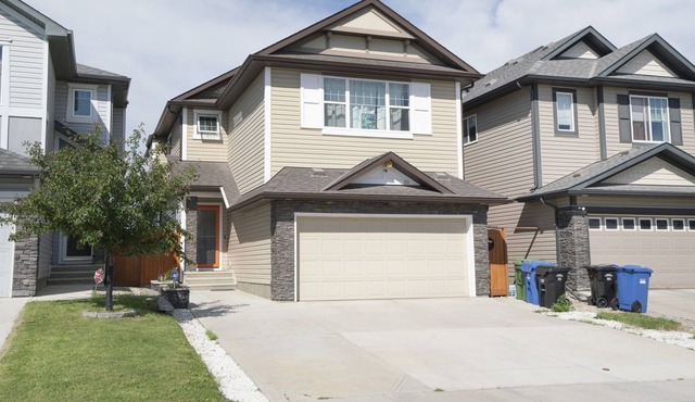 Beautifully upgraded home- 2 min from restaurants, grocery, shops & Stoney Trail