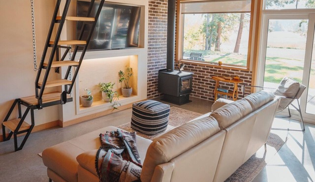 Black Cedar Escape- A Chalet for Every Season