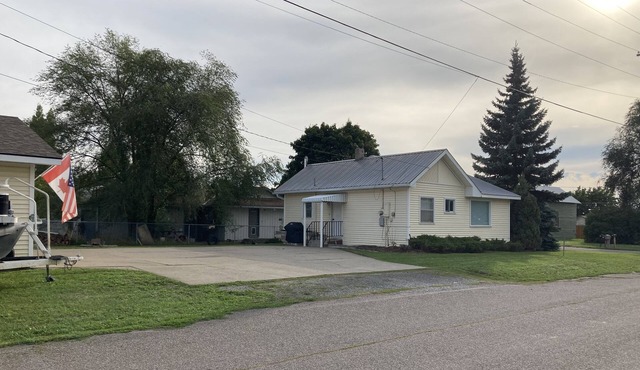 Blocks from downtown and has that country feel. Nestle in Columbia Falls comfort