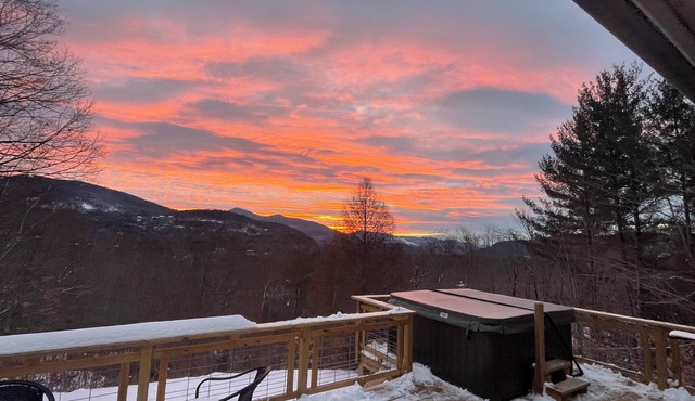 Boulder Ledge Chalet w/Stunning Views of Mt Washington Valley
