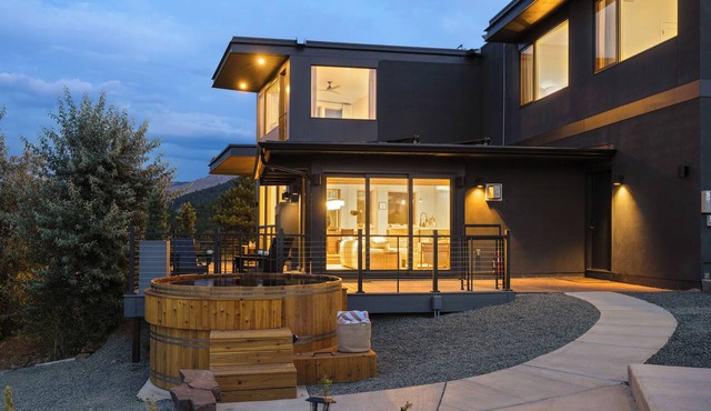 Boulder Luxury: Panoramic Mountain Views, Cedar Hot Tub, Wellness and Romance! in Boulder