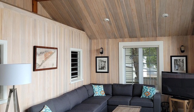 Bright beach house, white sand & stunning sunsets!