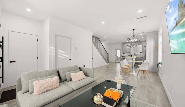 Bright Modern 3 Bedroom Suite in Vancouver
