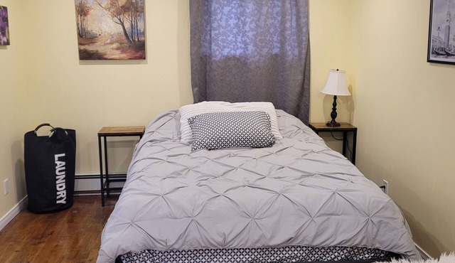 Bright Private Studio: Near Downtown Core